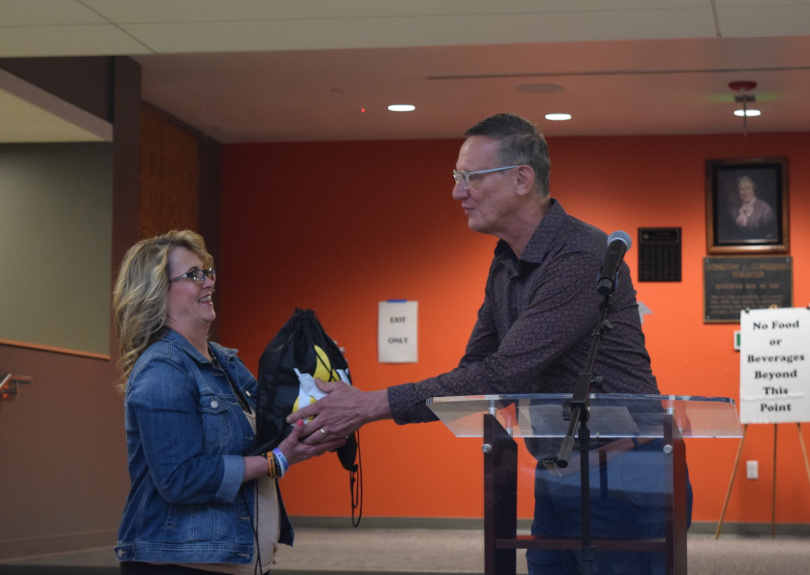 Steve Smith presents gift to Alice Weingardt